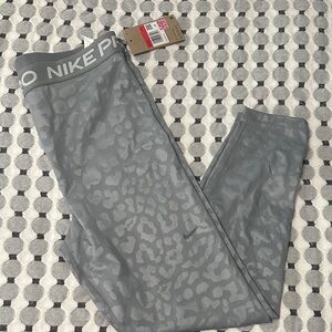 Nike women’s  Gray Patterned Leggings